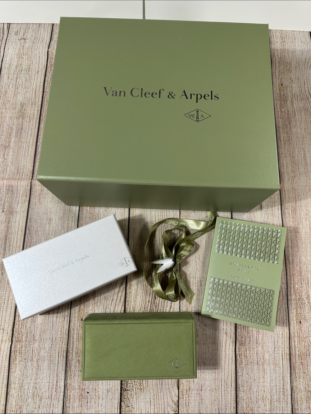 Van Cleef & Arpels Luxury Packaging Set - Box, Green Pouch, Card Holder & Ribbon